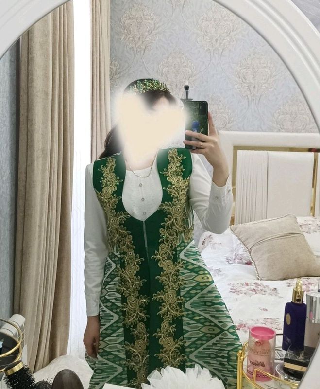 Kelinlik libosi. Diademasi bilan Kelinlik libosi. Diademasi bilan