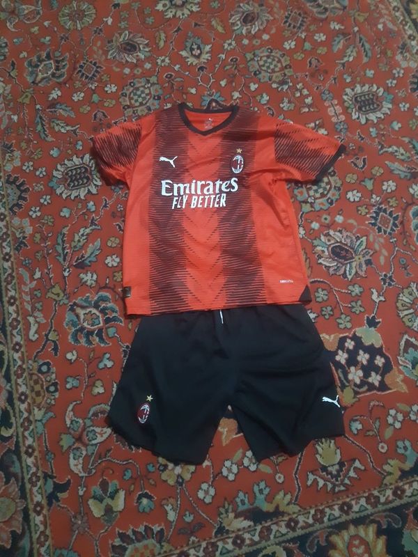 Futbol forma milan sotiladi Futbol forma milan sotiladi