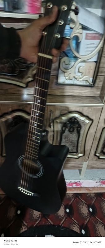 Akustik gitara ideal holatda