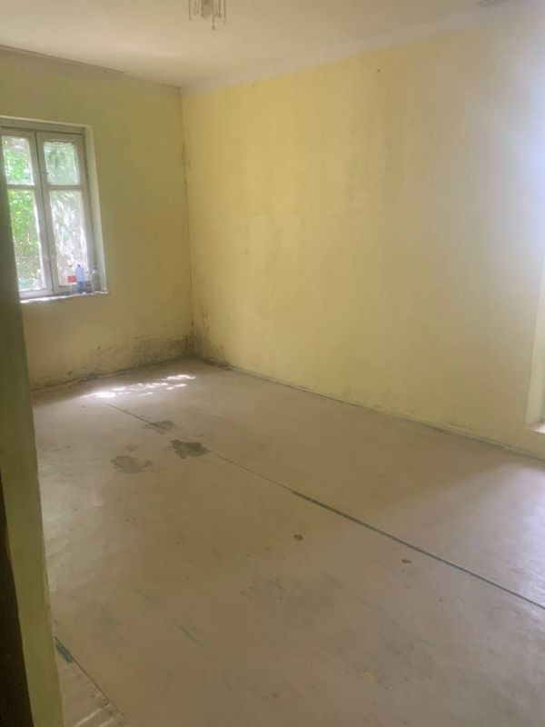 Dom sotiladi 1etaj 1 xonalik balkoni bor