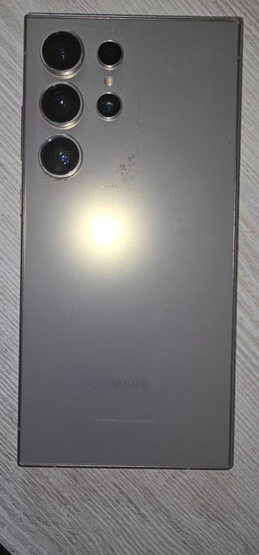 Samsung s24 б/у привезен из Кореи в хорошем состоянии Samsung s24 б/у привезен из Кореи в хорошем состоянии