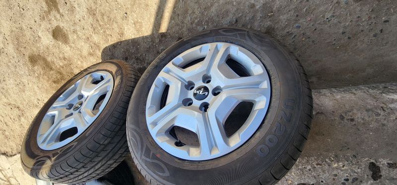 Продоётся диски и шины Kia Sonet R16