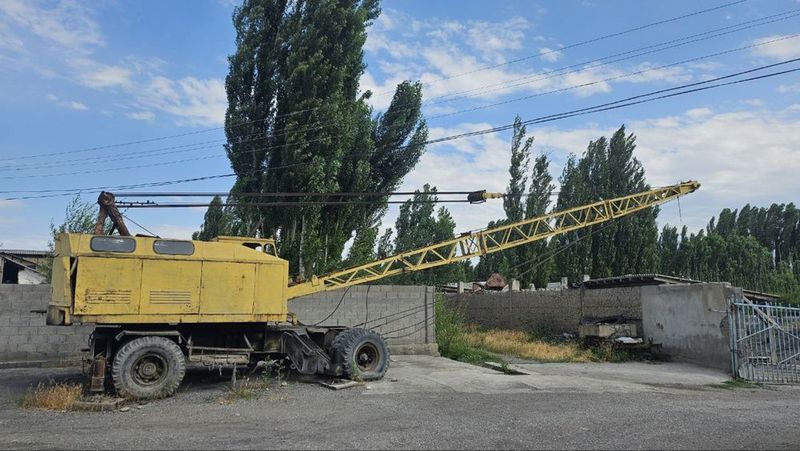 Avtokran sotiladi Avtokran sotiladi
