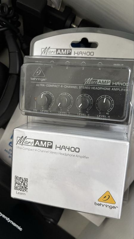 Behringer HA400 micro amp