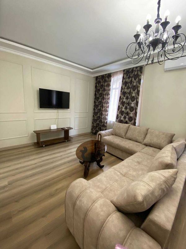 ул.Истикбол Пос.Франции 145 школа 2-комн 2/7 100 м² 2 с/у евроремонт