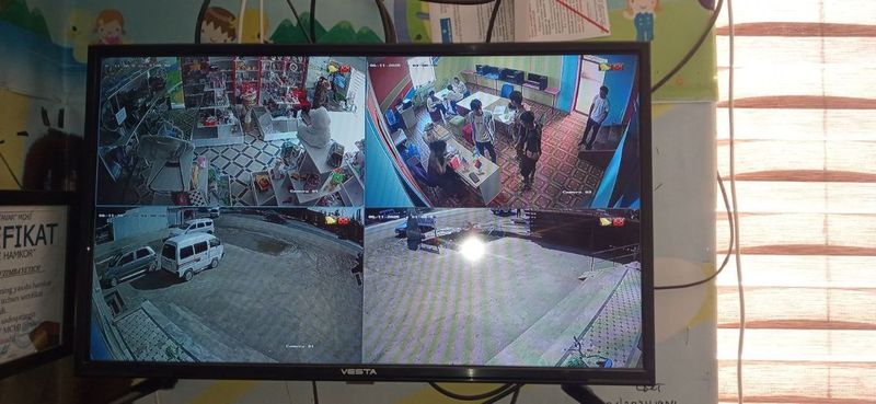 Камера монитор сотилади 2та камера уличный ва внутринный микрафонли