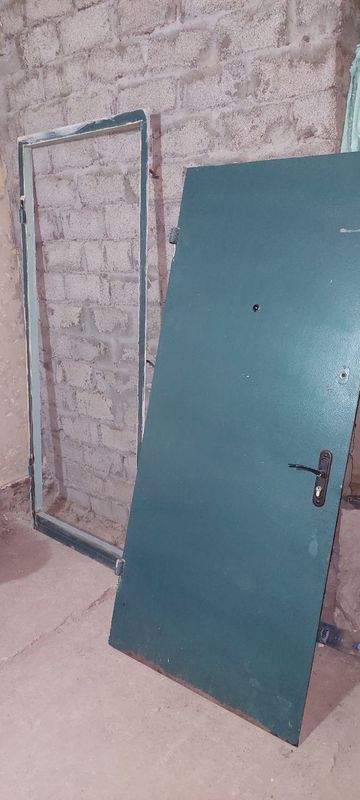 Продаю железную дверь