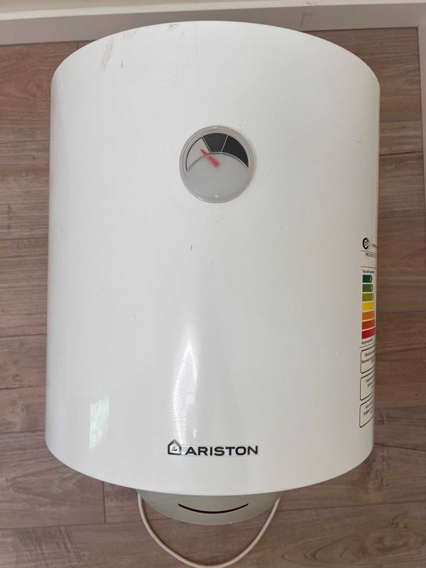 Водонагреватель Ariston 30л Водонагреватель Ariston 30л