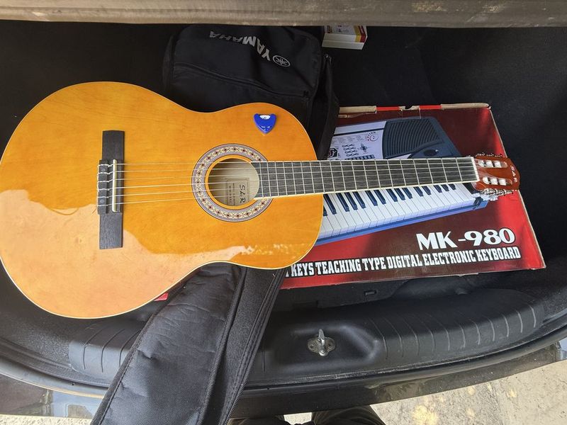Gitara professional SAR sotiladi holati ideal Gitara professional SAR sotiladi holati ideal