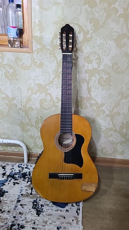 ARZON Neylon gitara sotiladi EKVALAYZER BOR