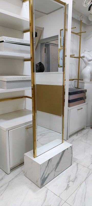Magazin uchun mebel va manikenlar sotiladi