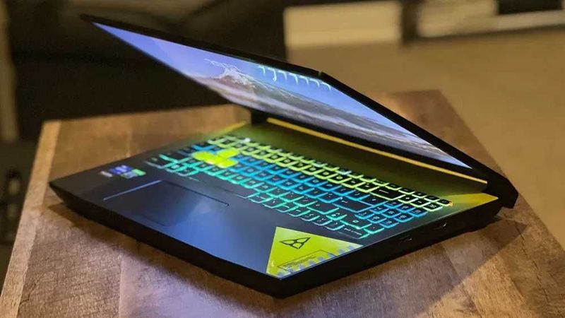 Супер игровой ноутбук - MSI crosshair 15 Супер игровой ноутбук - MSI crosshair 15