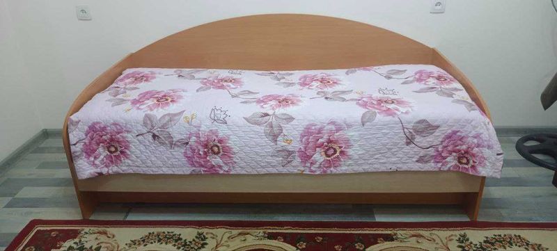Качественная кровать и комод Качественная кровать и комод
