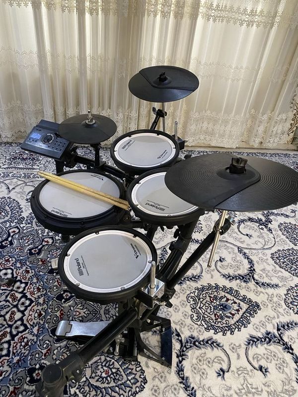 Roland TD 17 sotiladi Hammayogʻi ishlaydi holati ideal