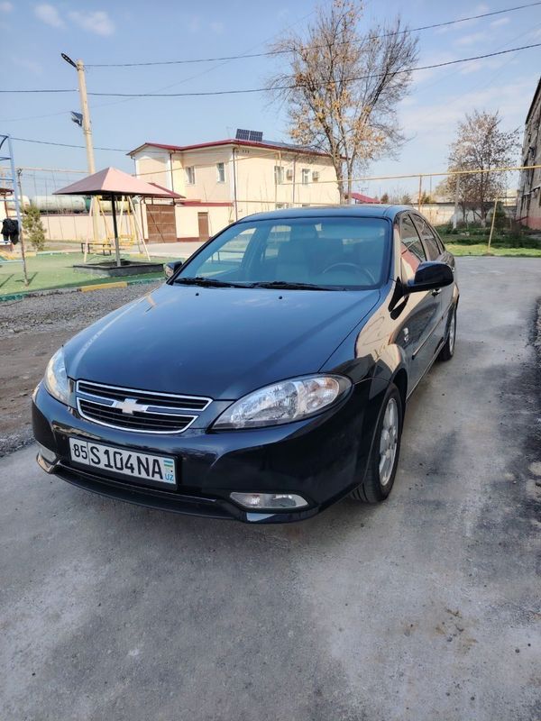 Lacetti A/T sotiladi