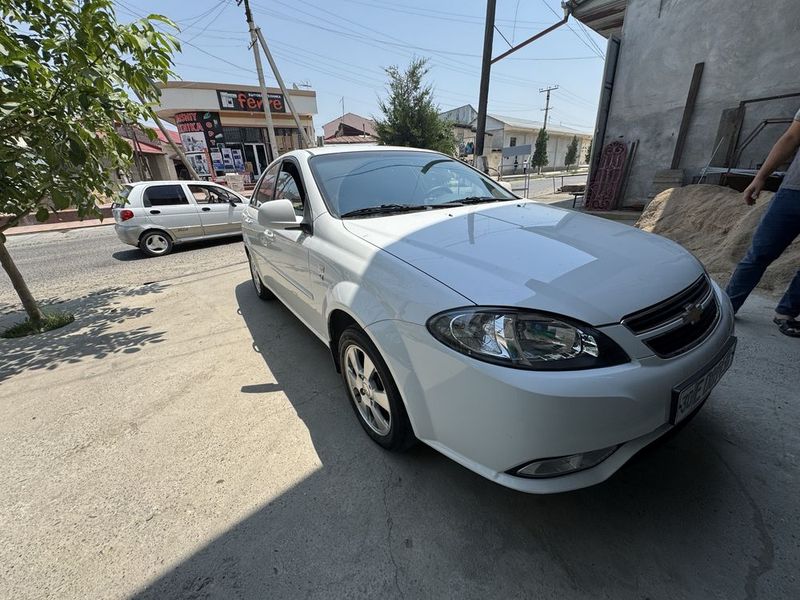 Yangi holatda chevrolet jentra sotiladi