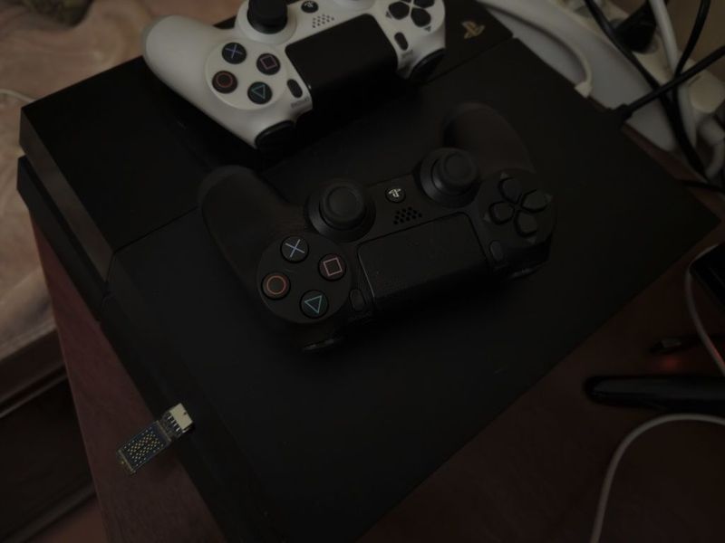 Playstation 4 FAT 500gb и 4 джойстика Playstation 4 FAT 500gb и 4 джойстика