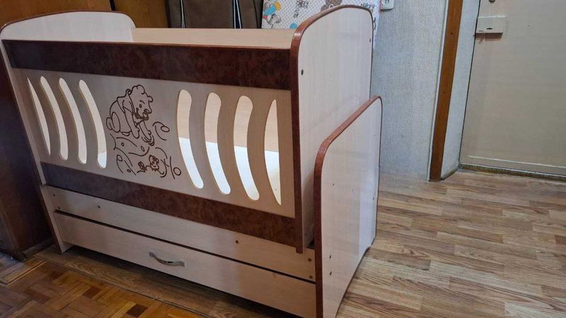 Детская кровать в отличном состоянии + автокресло Детская кровать в отличном состоянии + автокресло