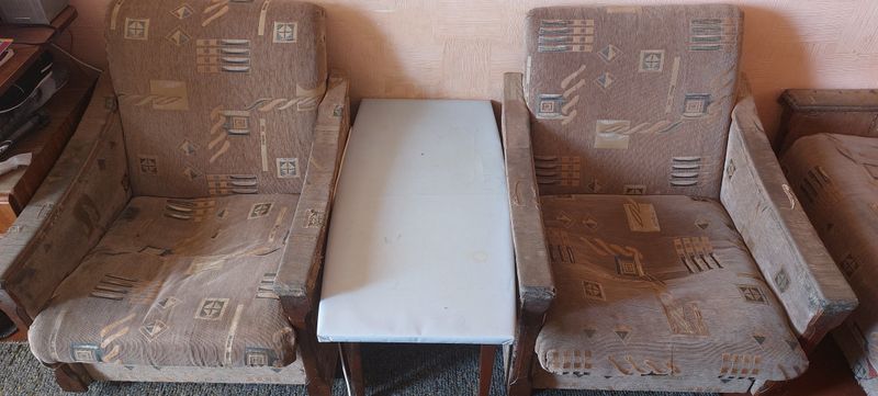 Продам не дорого ,диван с креслами и столиком