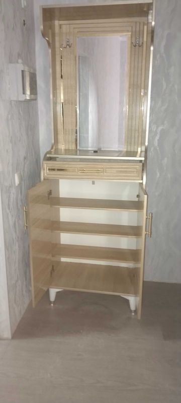 Oyoq kiyim qoʻyish uchun yangi uyga kichkina kelgani uchun sotiladi Oyoq kiyim qoʻyish uchun yangi uyga kichkina kelgani uchun sotiladi