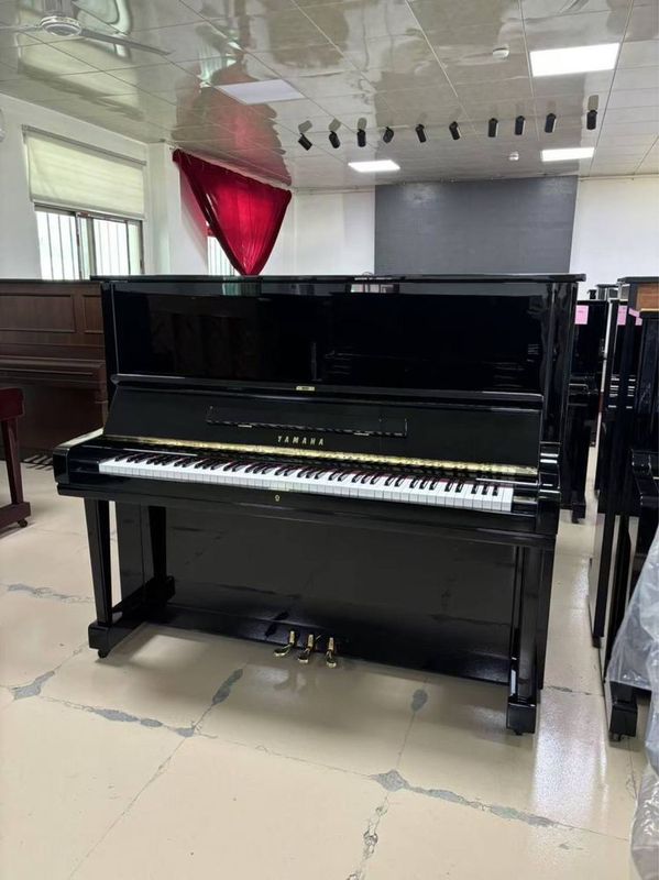 Yangi pianino sotiladi
