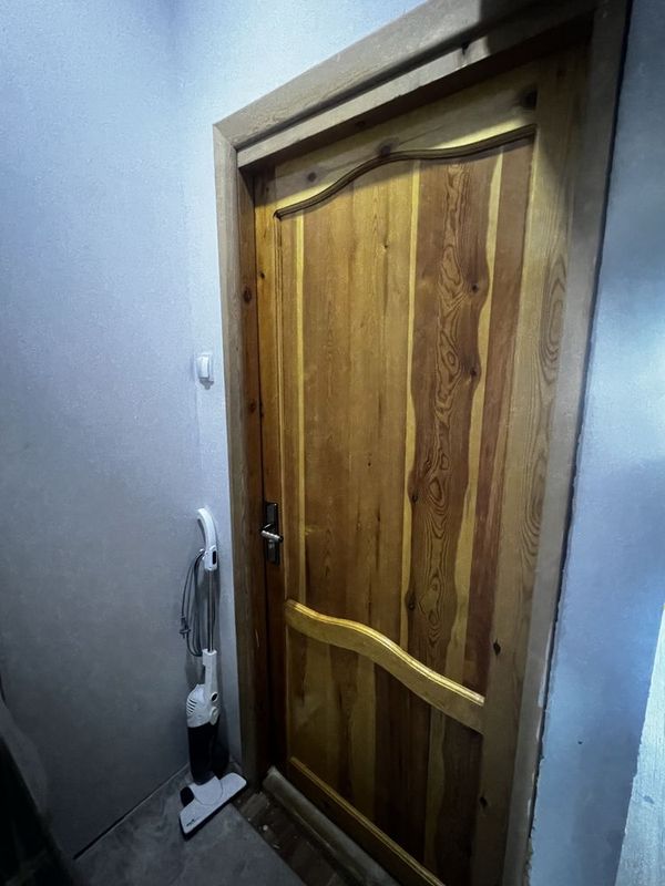 Срочно продам двери б/у чистое дерево 2 шт Срочно продам двери б/у чистое дерево 2 шт