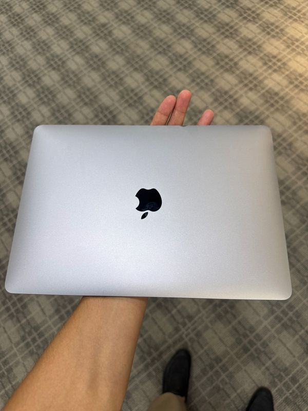 Macbook M1 Air 256/8 GB silver 86% yomkost ideal holatda Macbook M1 Air 256/8 GB silver 86% yomkost ideal holatda