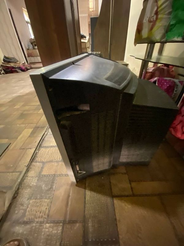Televizor va stol sotiladi Televizor va stol sotiladi