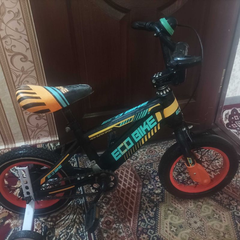 Deyarli yangi bolalar velosipedi Deyarli yangi bolalar velosipedi