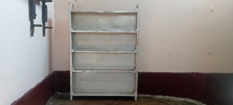 Etajerka mebel sotiladi Etajerka mebel sotiladi