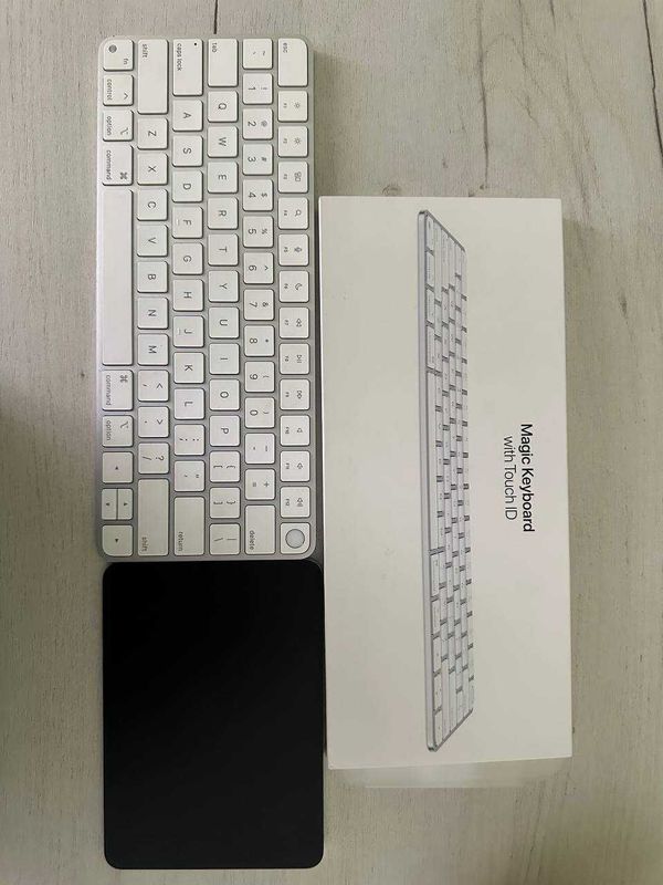 Apple Magic Keyboard with Touch ID va Apple Magic Trackpad 2 (Black) Apple Magic Keyboard with Touch ID va Apple Magic Trackpad 2 (Black)