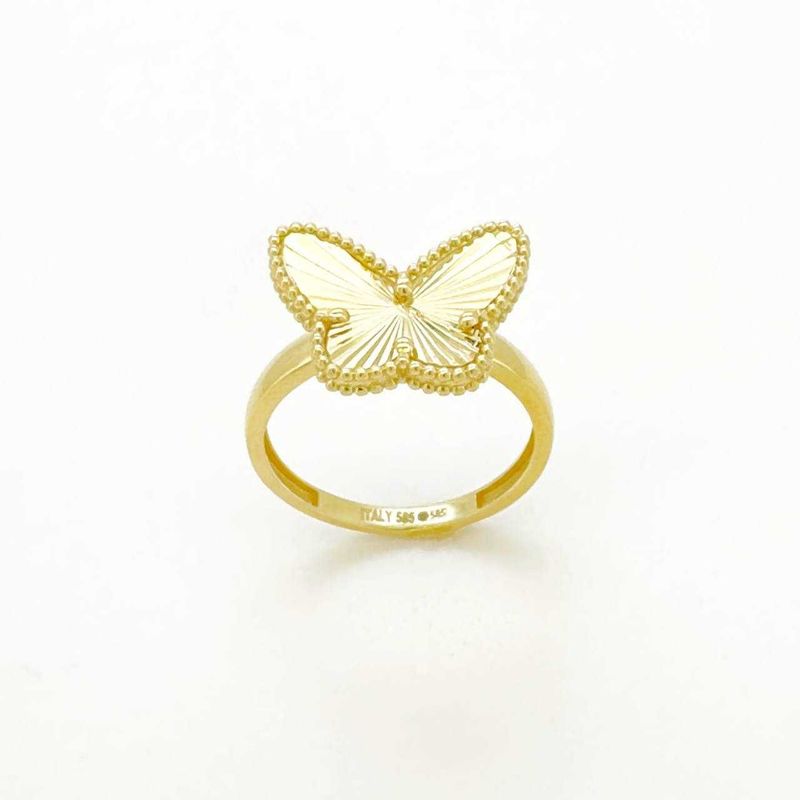 Золотое кольцо "Lucky Alhambra Ring" в стиле Van Cleef & Arpels Золотое кольцо "Lucky Alhambra Ring" в стиле Van Cleef & Arpels