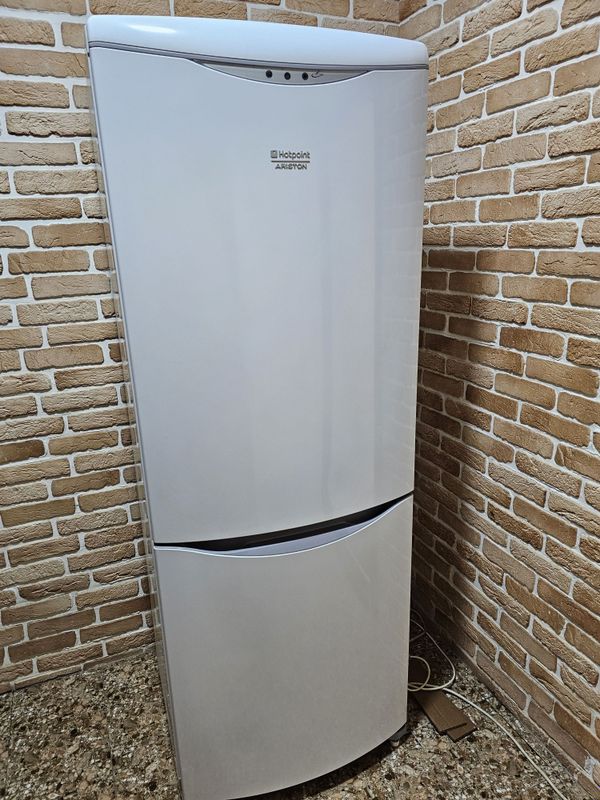Продаётся холодильник Hotpoin Ariston Продаётся холодильник Hotpoin Ariston