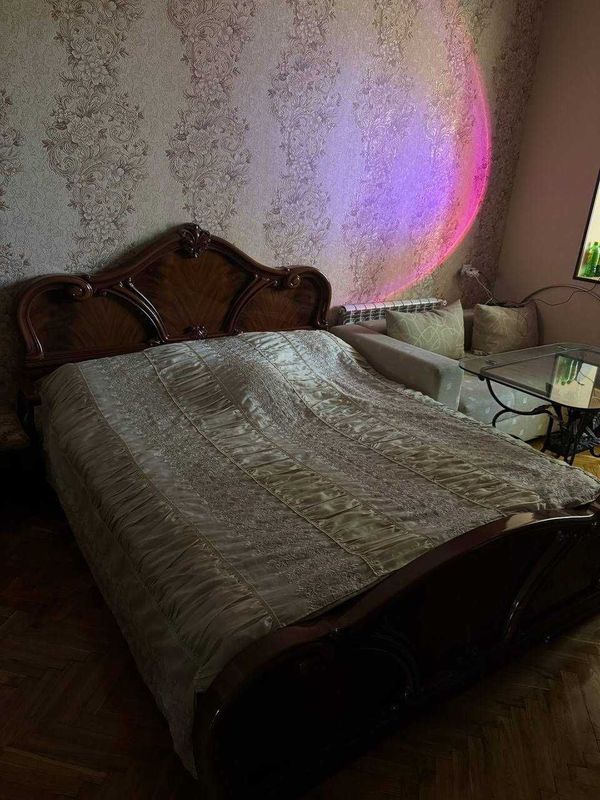 Мебель в спальню (трюмо, шкаф, 2 тумбочки, кровать)