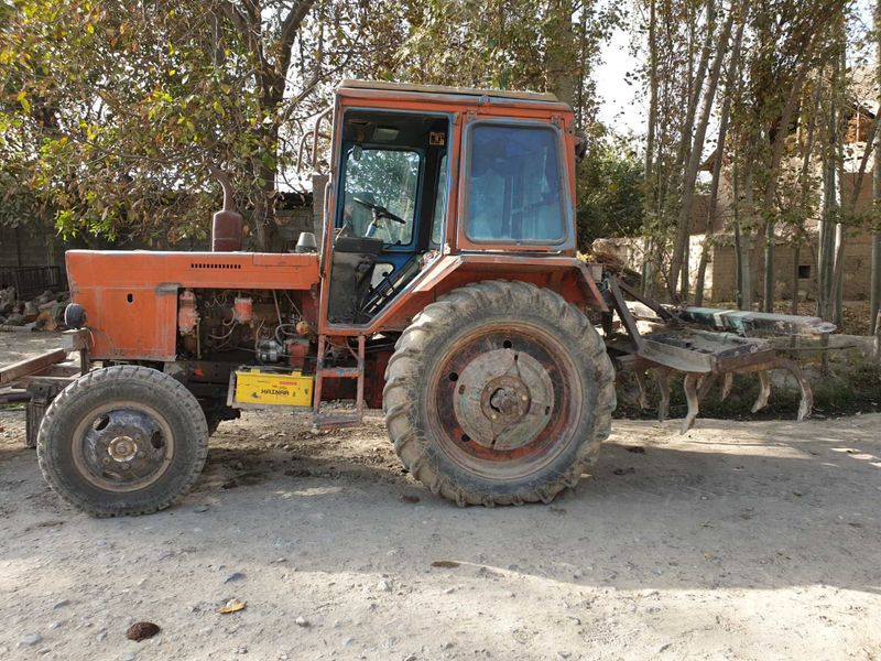 Traktor mtz 80 sotiladi holati yaxshi plug chizil bor