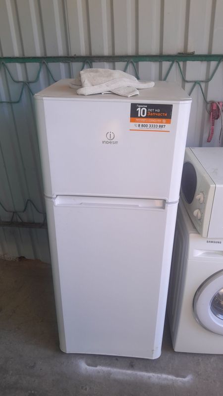 Срочно продаётся холодильник Indesit Срочно продаётся холодильник Indesit