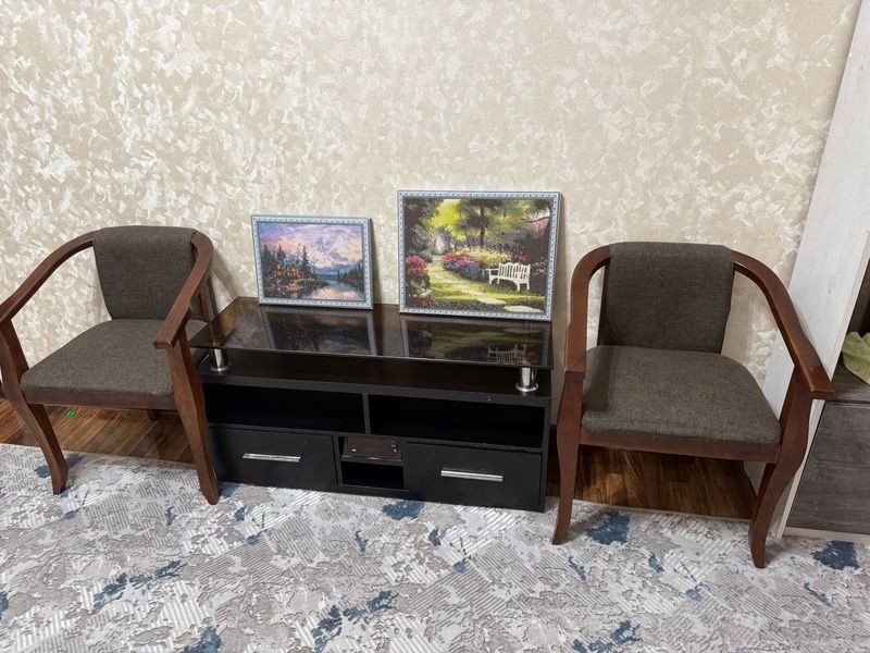 Televisor uchun podstavka va 2ta stul sotiladi. Narxi kelishiladi Televisor uchun podstavka va 2ta stul sotiladi. Narxi kelishiladi