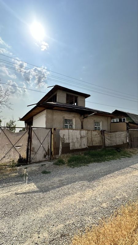 dala hovli sirochna sotiladi!!!