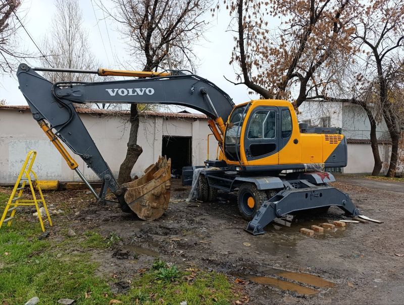 Экскаватор Volvo 170 стерела 7 метир можно на бартер Экскаватор Volvo 170 стерела 7 метир можно на бартер
