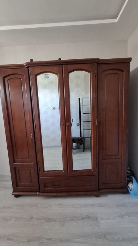 Продам деревянный шкаф Продам деревянный шкаф