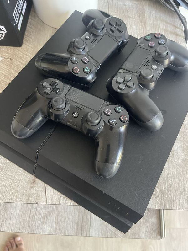 Playstation 4 + 3 joysticks Playstation 4 + 3 joysticks