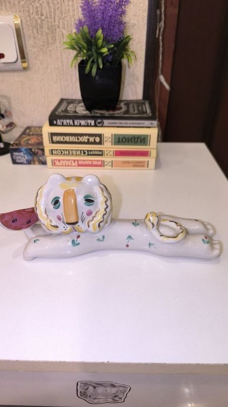 Фарфоровая статуэтка. Фарфоровая статуэтка.