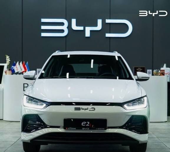BYD E2 model yangi salonda 8 yil garantiyali BYD E2 model yangi salonda 8 yil garantiyali
