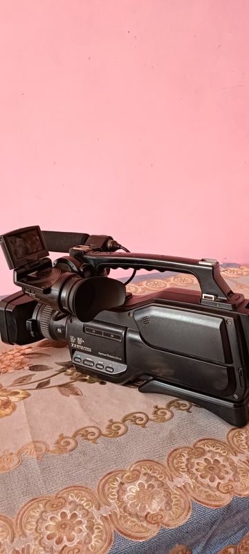 Sony HXR-MC2000 ( камера сотилади) Sony HXR-MC2000 ( камера сотилади)