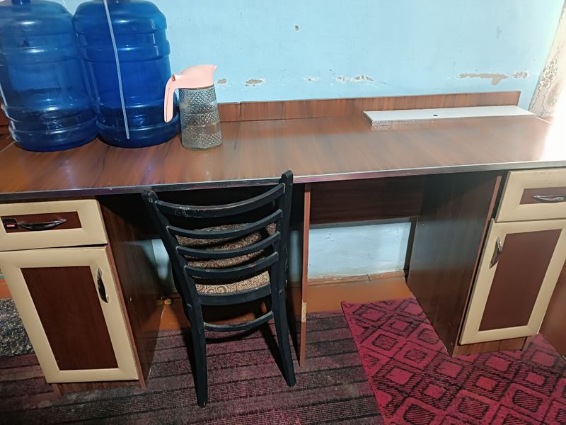 Dars qiladigan, kompyuter qoyib ishlaydigan mebel stol sotiladi Dars qiladigan, kompyuter qoyib ishlaydigan mebel stol sotiladi