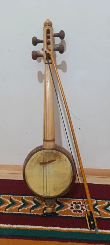 Gʻijjak sotiladi simichogi bilan. Gʻijjak sotiladi simichogi bilan.
