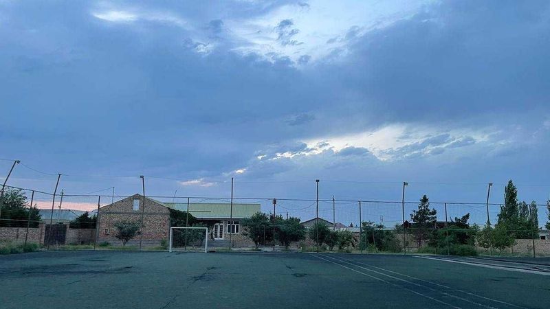 Ozbekiston tumanida Sun`iy qoplamali sport maydoni bino va inshootlari