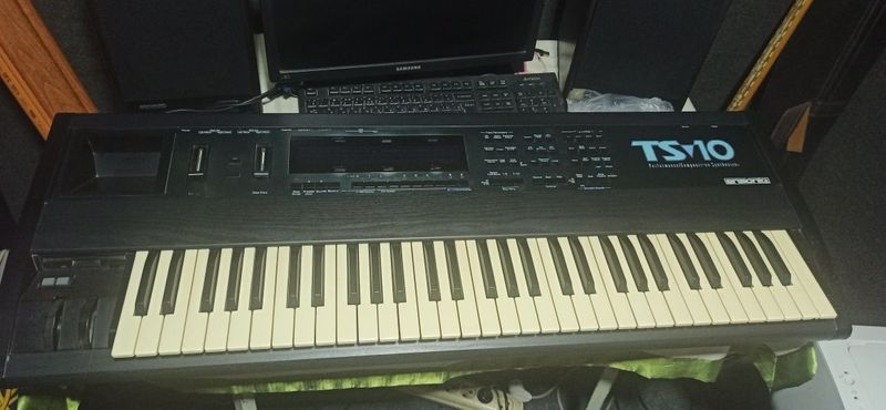 Sintezator ensoniq ts 10 sotiladi
