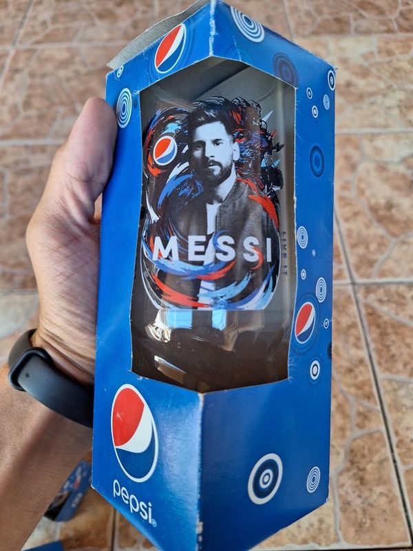 5 ta bakal futbolchilar surati tushirilgan pepsi Brendi ostida