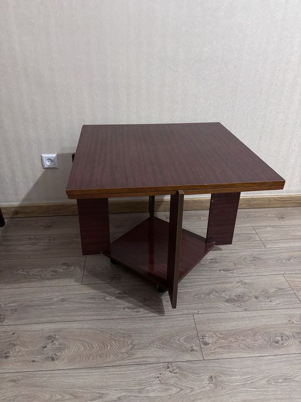 Продам столик жирнальный,комод для спальни, шкаф для спальни Продам столик жирнальный,комод для спальни, шкаф для спальни
